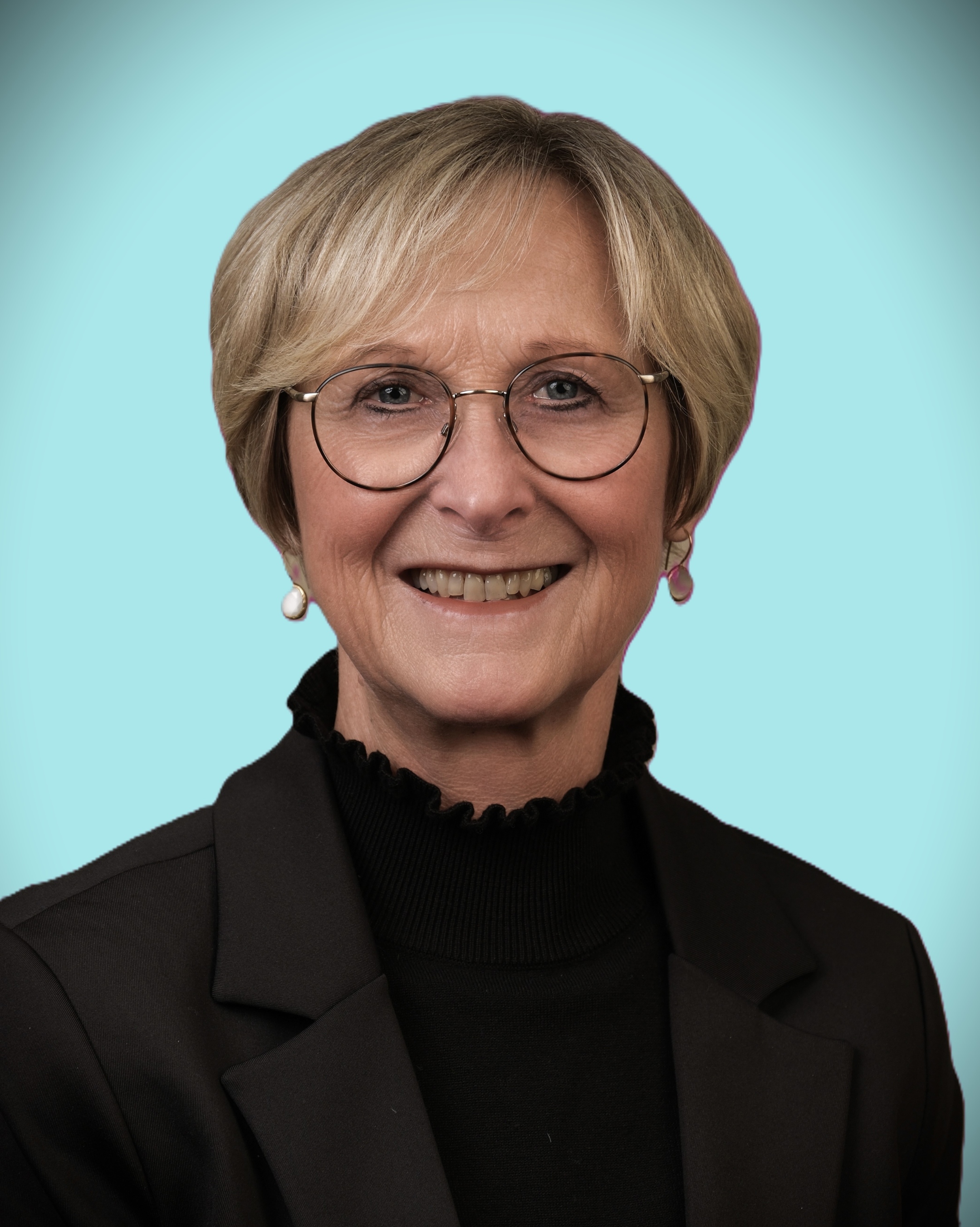 Frau mit kurzen blonden Haaren und Brille