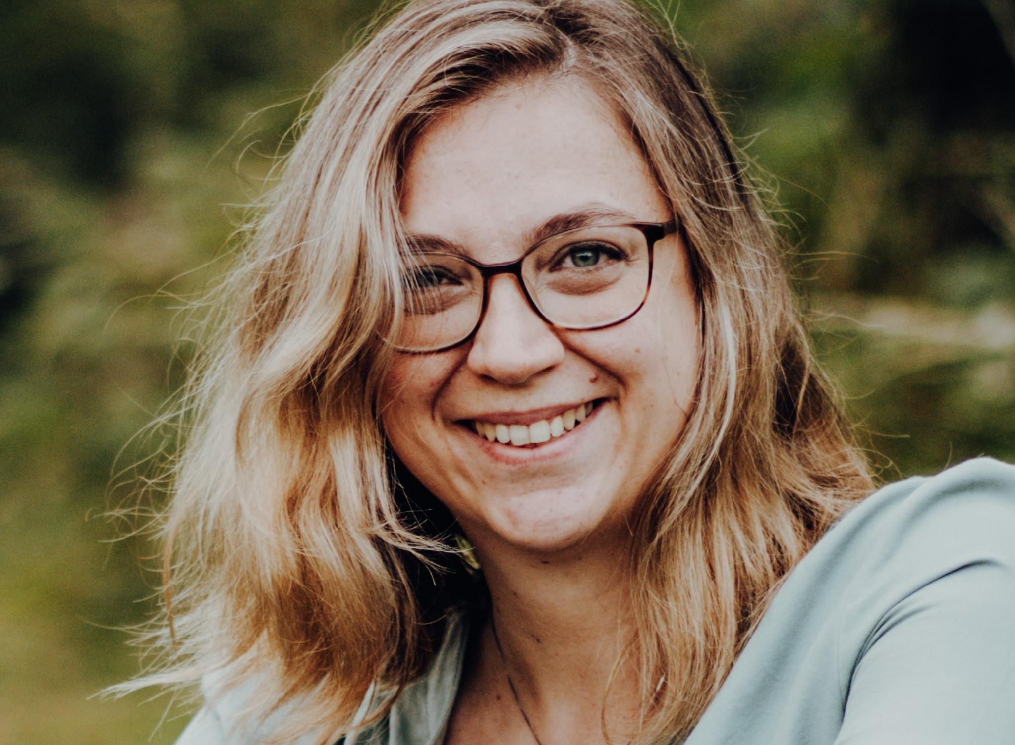 Frau mit halblangen blonden Haaren und Brille (c) LB Mayen Frau mit halblangen blonden Haaren und Brille