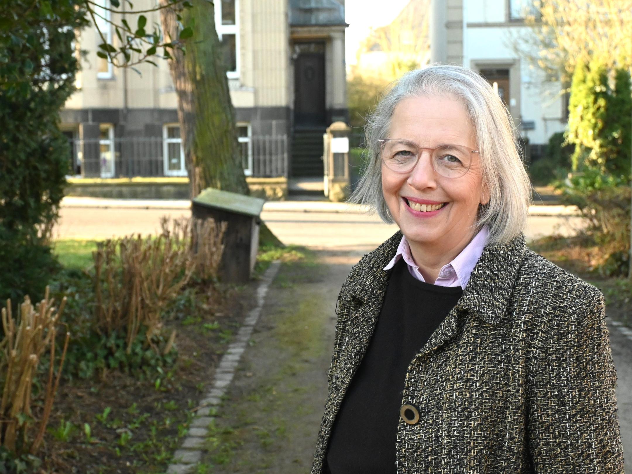 Frau mit grauen kurzen Haaren mit Brille im Park vor der Beratungsstelle (c) LB Mayen Frau mit grauen kurzen Haaren mit Brille im Park vor der Beratungsstelle