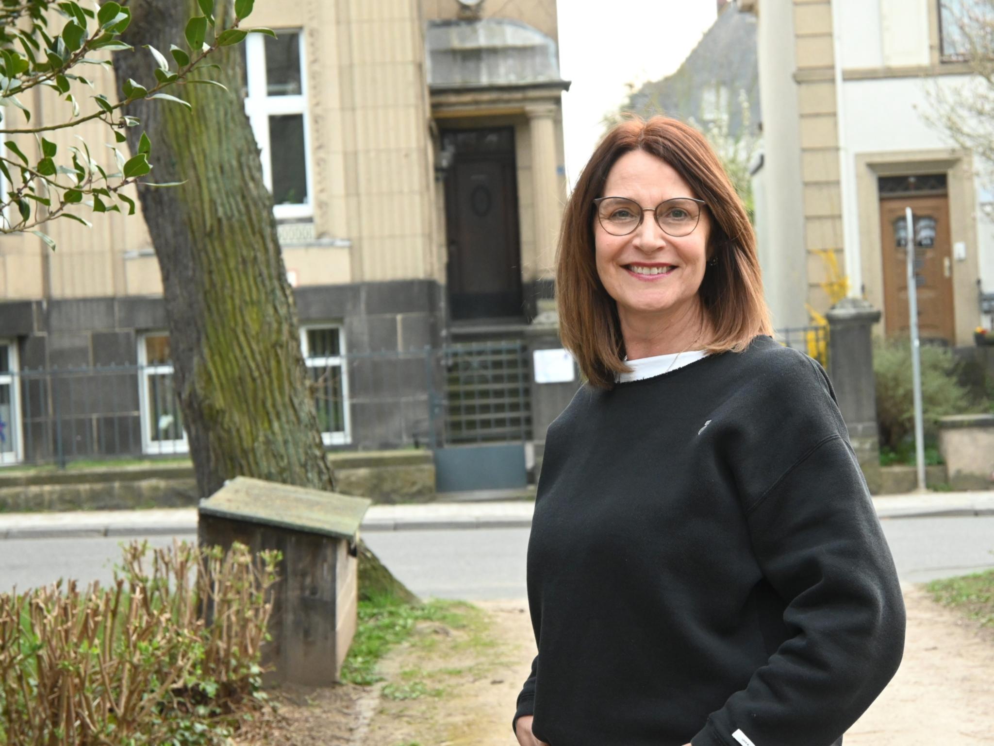 Frau mit halblangen braunen Haaren und Brille im Park vor der Beratungsstelle (c) LB Mayen Frau mit halblangen braunen Haaren und Brille im Park vor der Beratungsstelle