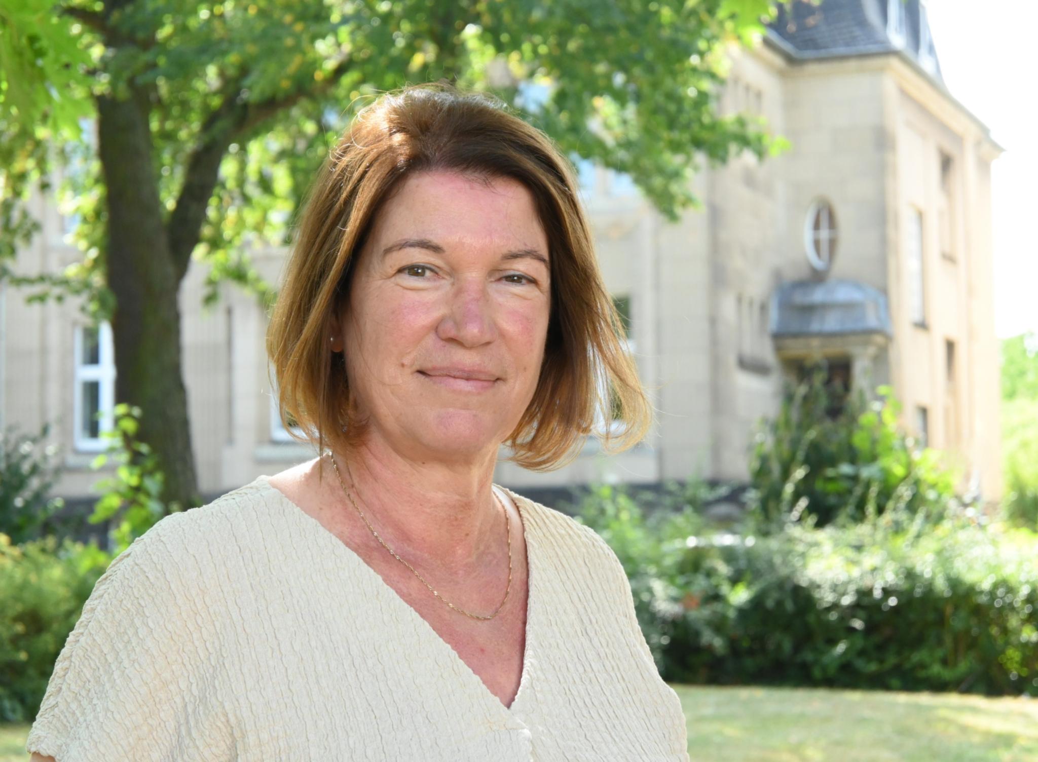 Frau mit kurzen braunen Haaren im Park (c) LB Mayen Frau mit kurzen braunen Haaren im Park