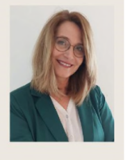Frau mit halblangen blonden Haaren und Brille