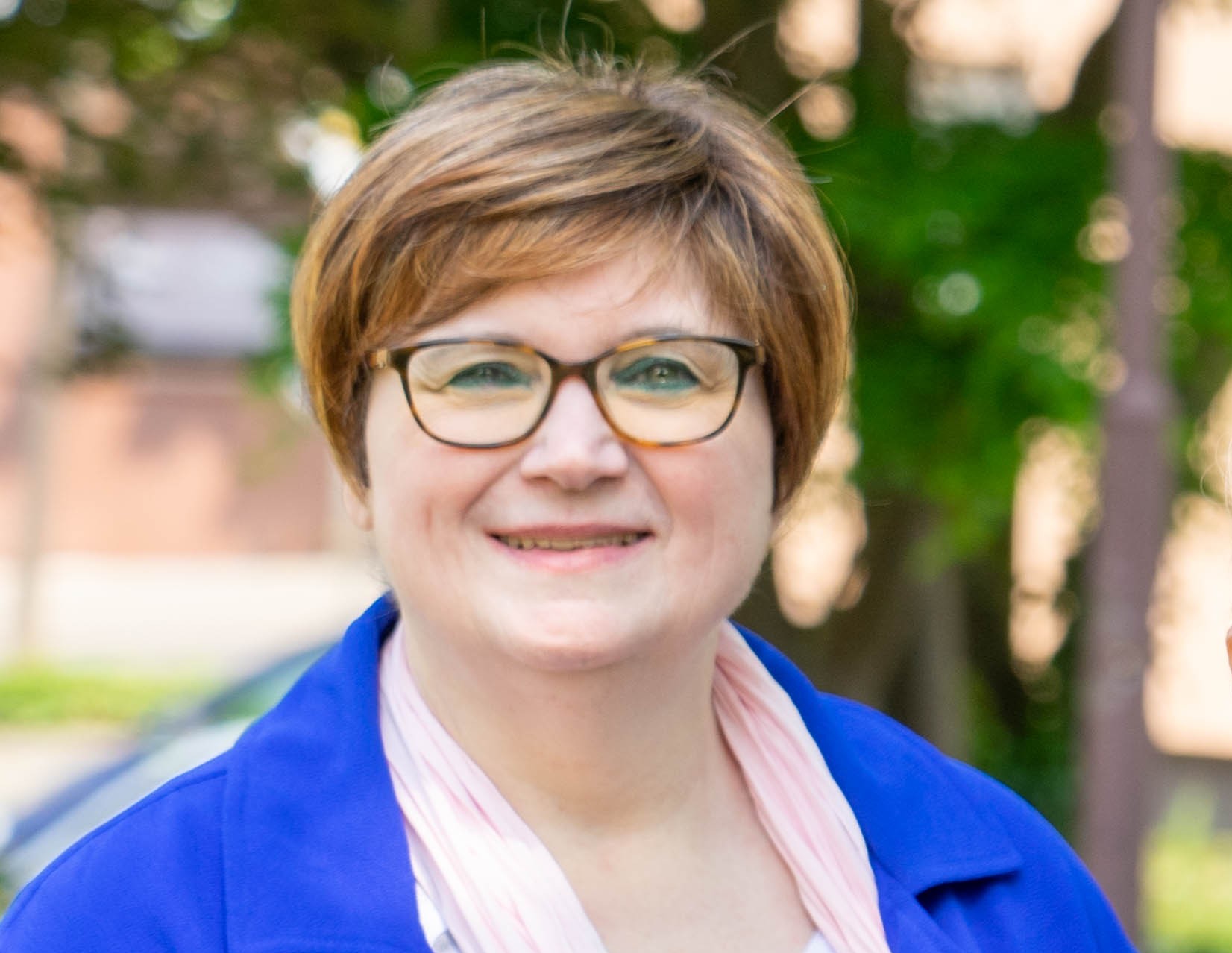 Frau mit kurzen braunen Haaren und Brille (c) LB Mayen Frau mit kurzen braunen Haaren und Brille