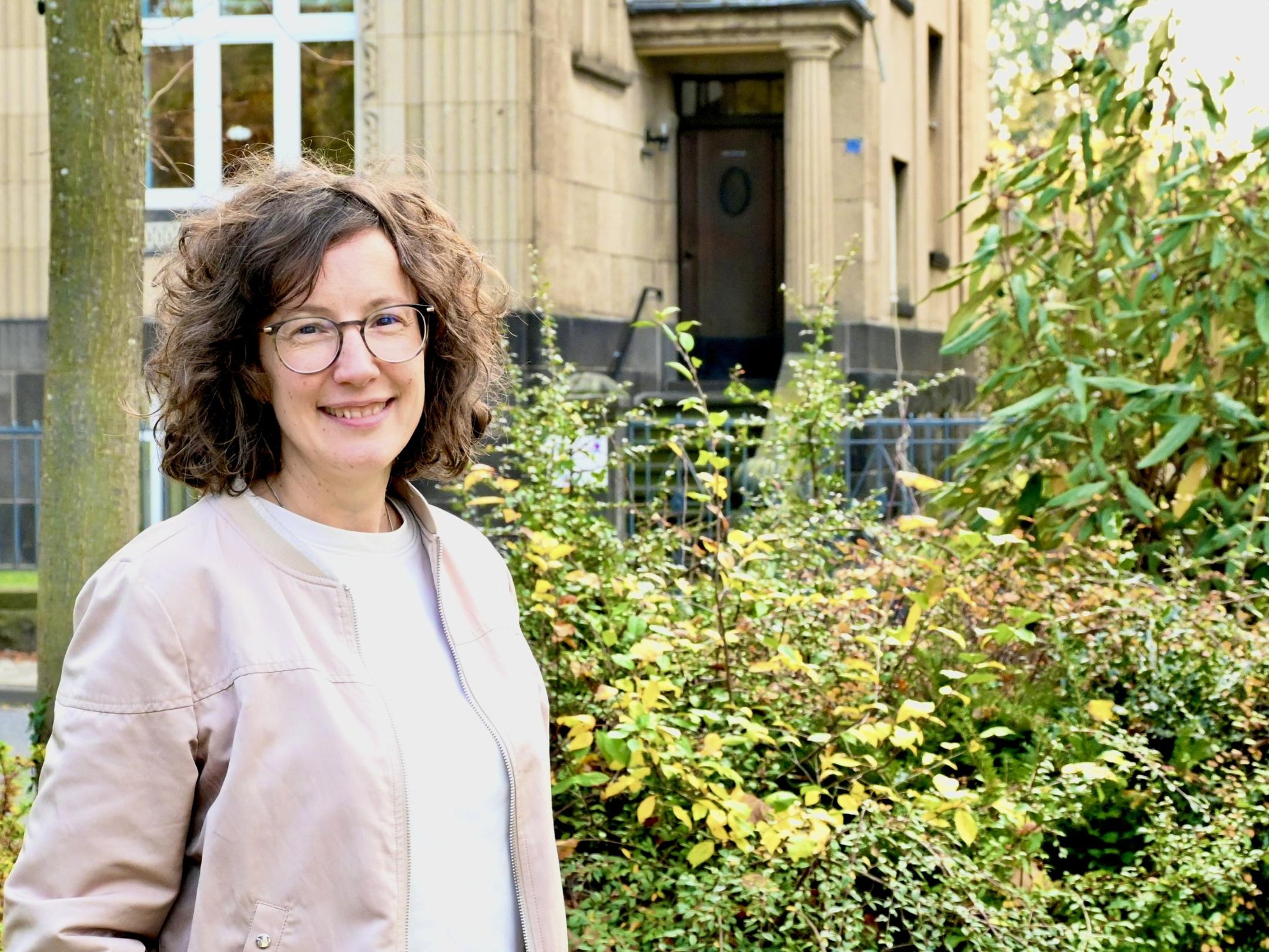 Frau mit halblangen dunklen lockigen Haar und Brille vor der Beratungsstelle (c) LB Mayen Frau mit halblangen dunklen lockigen Haar und Brille vor der Beratungsstelle