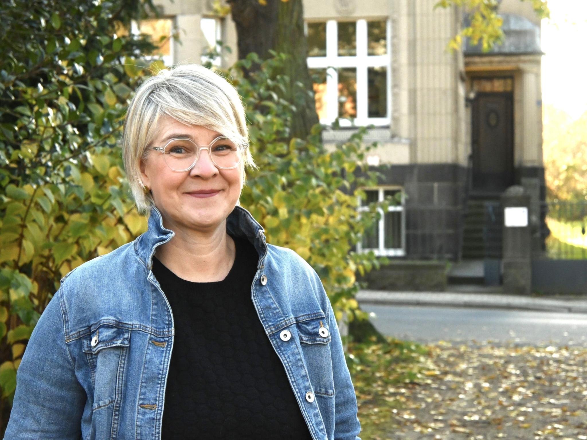 Frau mit kurzen blonden Haaren und Brille vor der Beratungsstelle (c) LB Mayen Frau mit kurzen blonden Haaren und Brille vor der Beratungsstelle