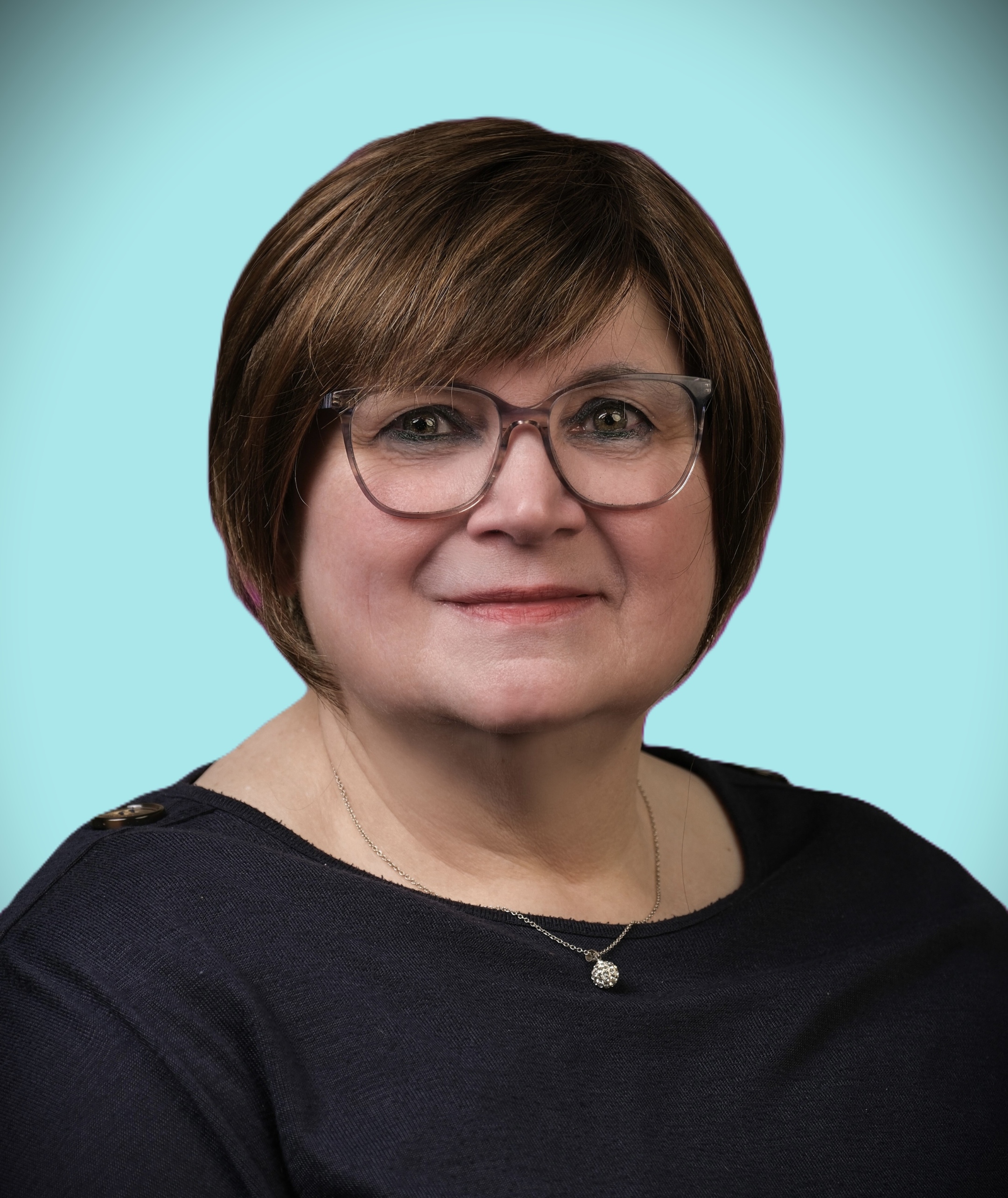 Frau mit kurzen braunen Haaren und Brille