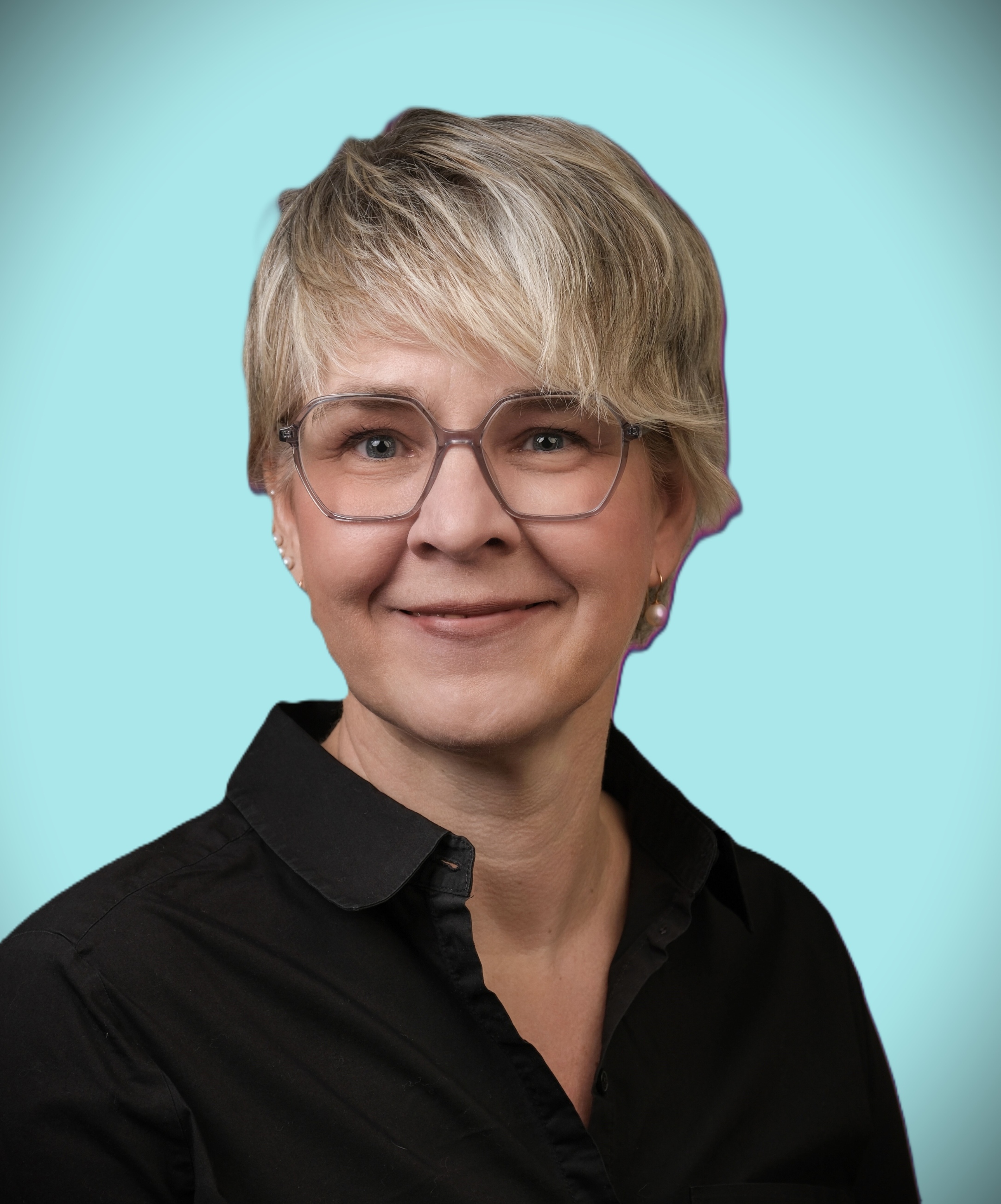 Frau mit kurzen blonden Haaren und Brille